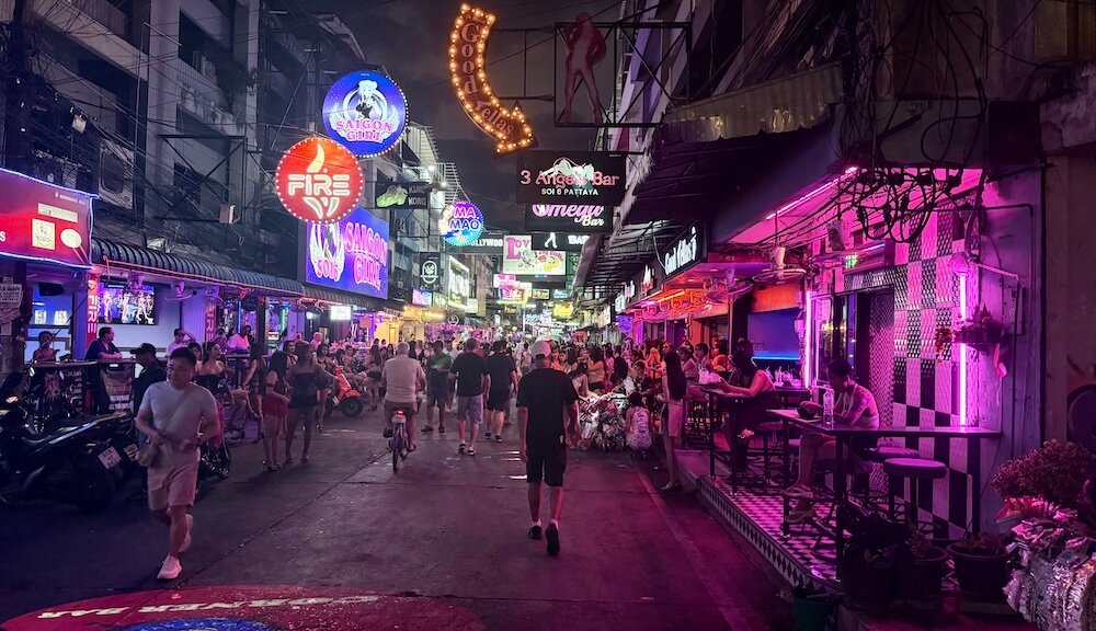 Soi 6 Pattaya at night - Bars & Bar Girls